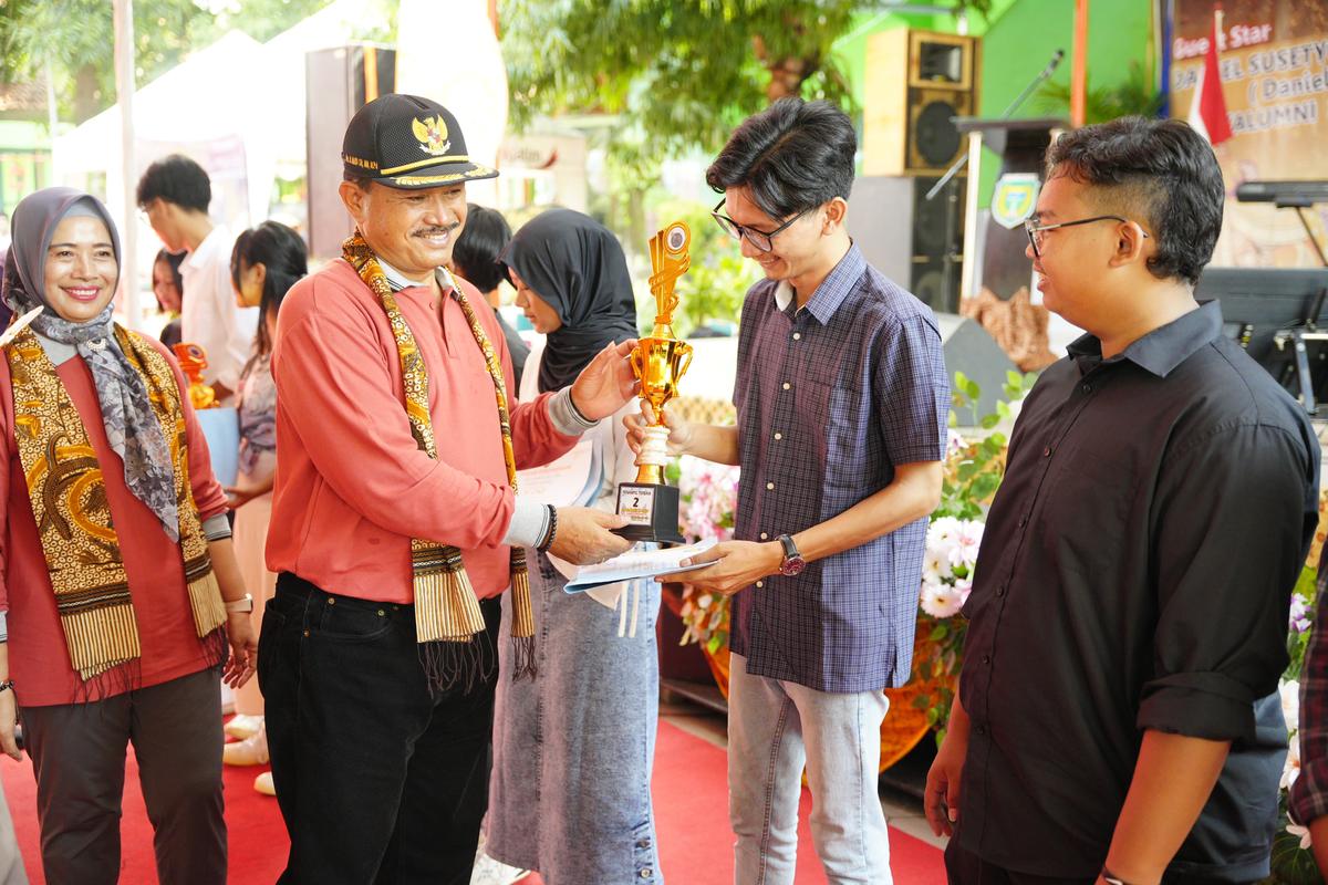 Foto 8 dari 8: Hadiri Peringatan HUT SMPN 11, Wali Kota Harap Makin Berprestasi