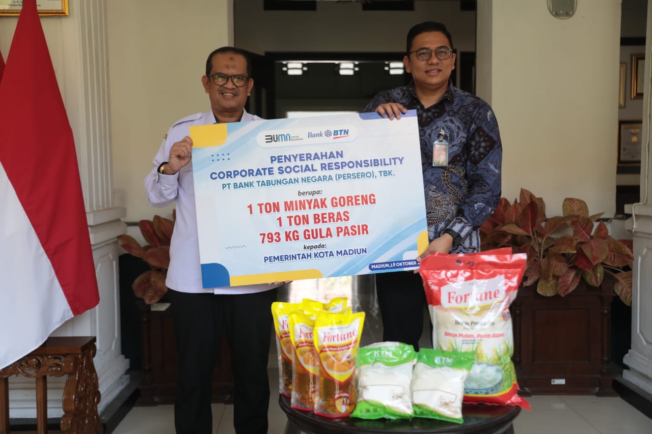 Foto 2 dari 7: Peduli Masyarakat, BTN Salurkan Bantuan Sembako Lewat Pemkot Madiun