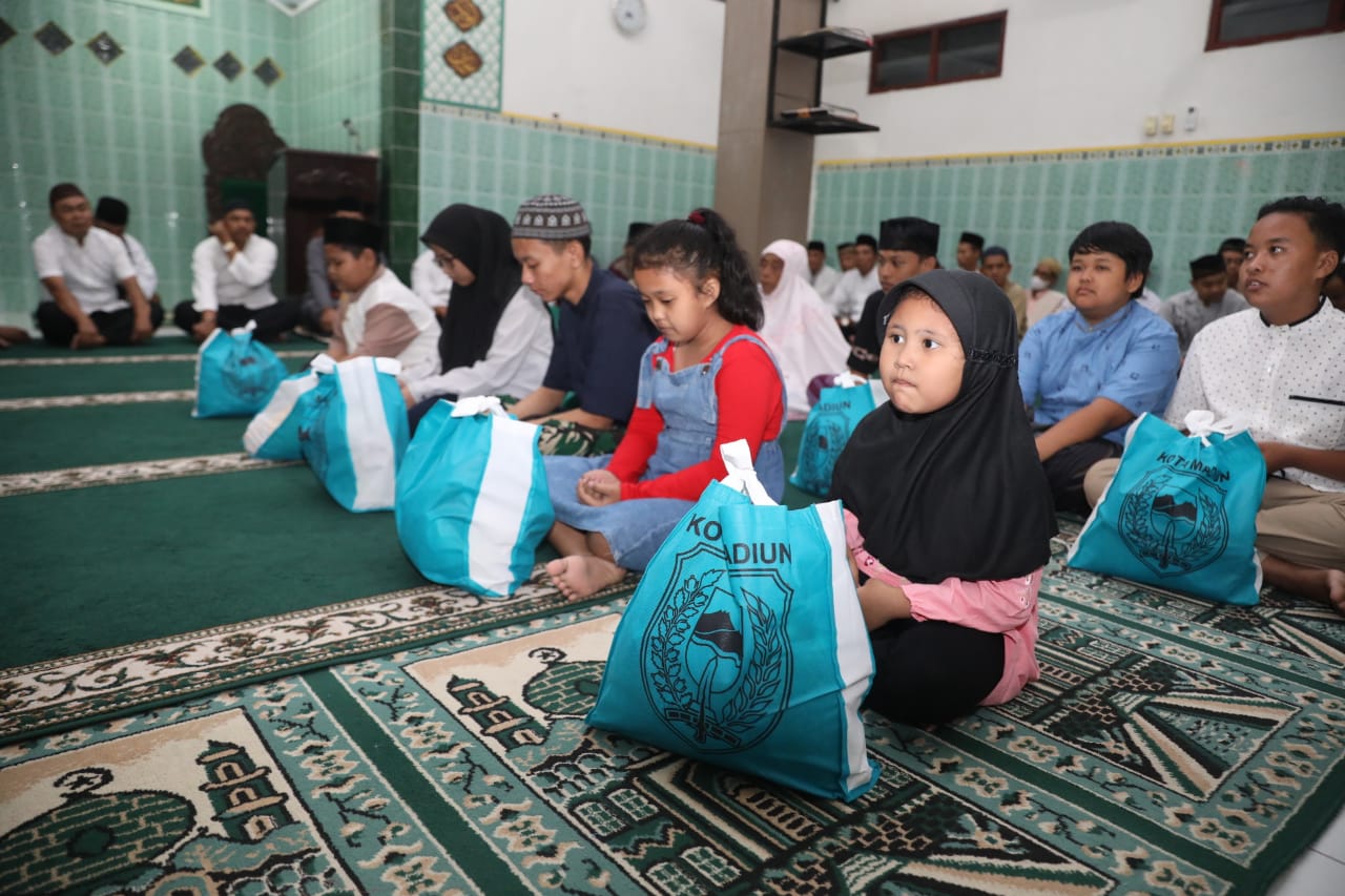 Foto 6 dari 11: Safari Ramadan Salat Tarawih di Masjid Baiturrahman, Wali Kota Juga Resmikan Masjid Tempat Kegiatan