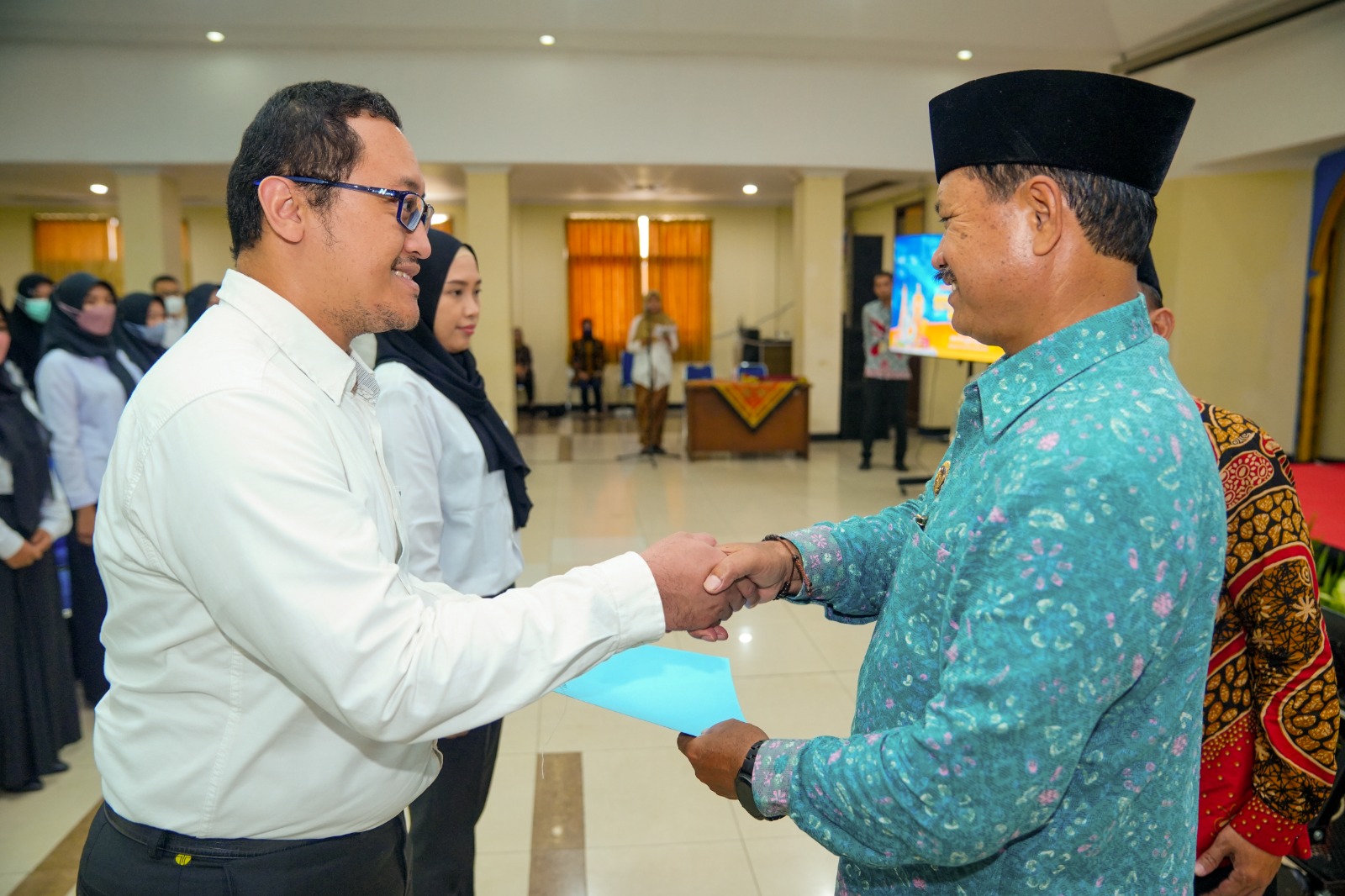 Foto 9 dari 10: Serahkan SK PPPK, Wali Kota Minta Serius dalam Bekerja