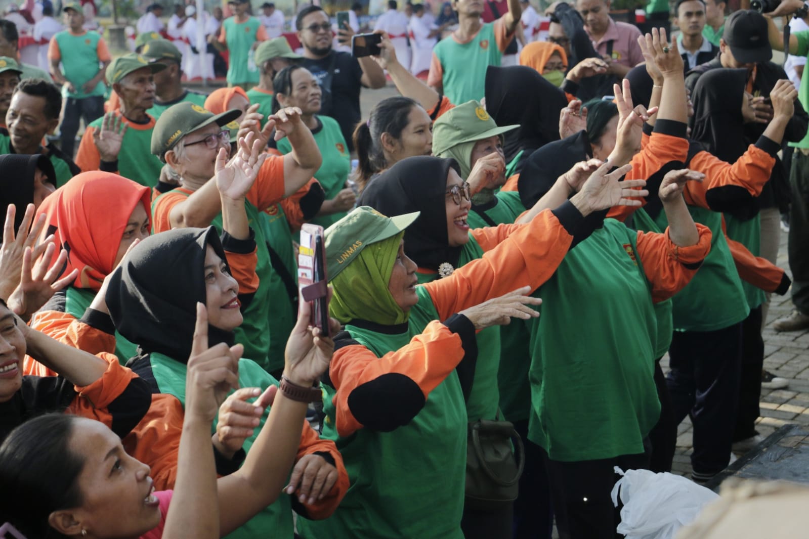 Foto 11 dari 11: Gelar Senam Bersama Satlinmas, Wali Kota : Satlinmas Harus Sehat