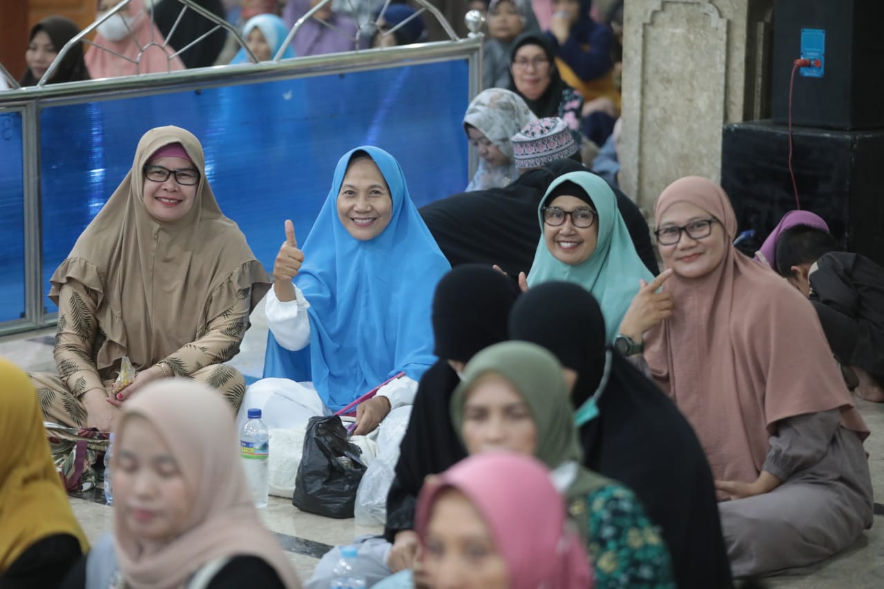 Foto 8 dari 11: Wali Kota Maidi Beri Apresiasi Digelarnya Pengajian Umum Peringatan Hari Santri