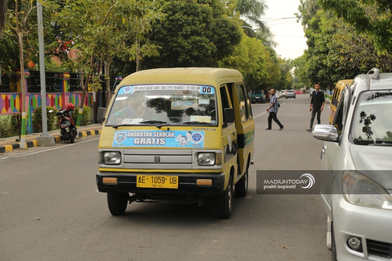 Foto 1 dari 3: Subsidi BBM Sektor Transportasi Juga Mulai Jalan, Dialokasikan Rp 120 Juta Untuk Angkota dan Taksi Konvensional