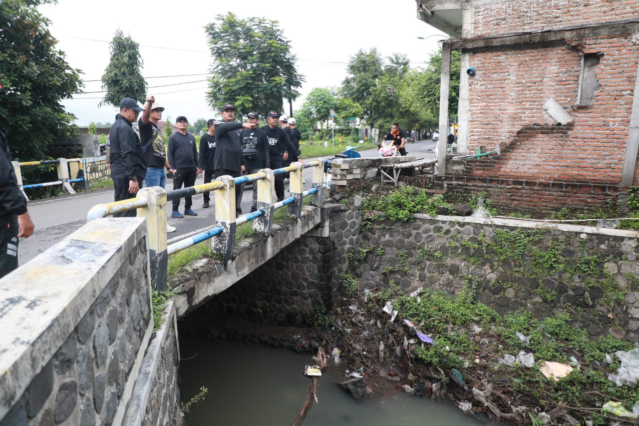 Tak Hanya Tinjau Saluran, Wali Kota Juga Borong Makanan untuk Dibagikan