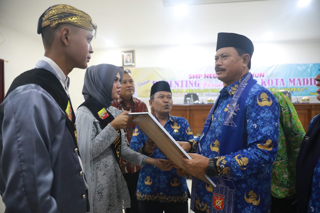 Foto 11 dari 12: Giat Parenting Bersama Wali Murid SMPN 12, Wali Kota Ingatkan Peran Orang Tua Menciptakan Generasi Emas 2045