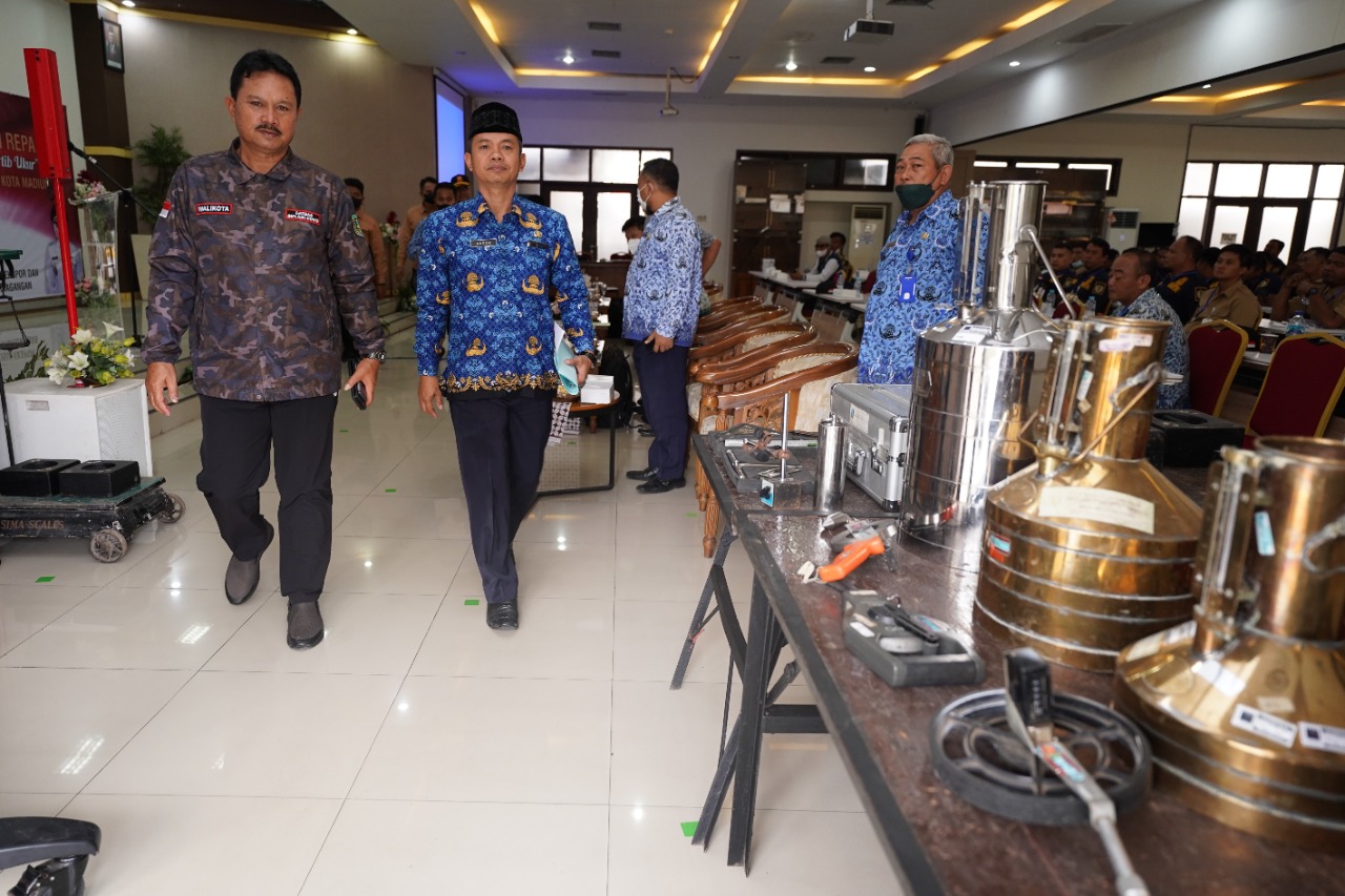 Foto 9 dari 10: Buka Pelatihan Juru Timbang dan Reparatir, Wali Kota Harap Petugas Kerja Ikhlas dan Cerdas