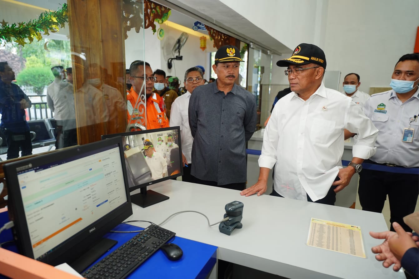 Foto 5 dari 10: Dampingi Menko PMK Tinjau Stasiun Kereta Api, Wali Kota: Ada Banyak Manfaat dari Kunjungan Pejabat Pusat