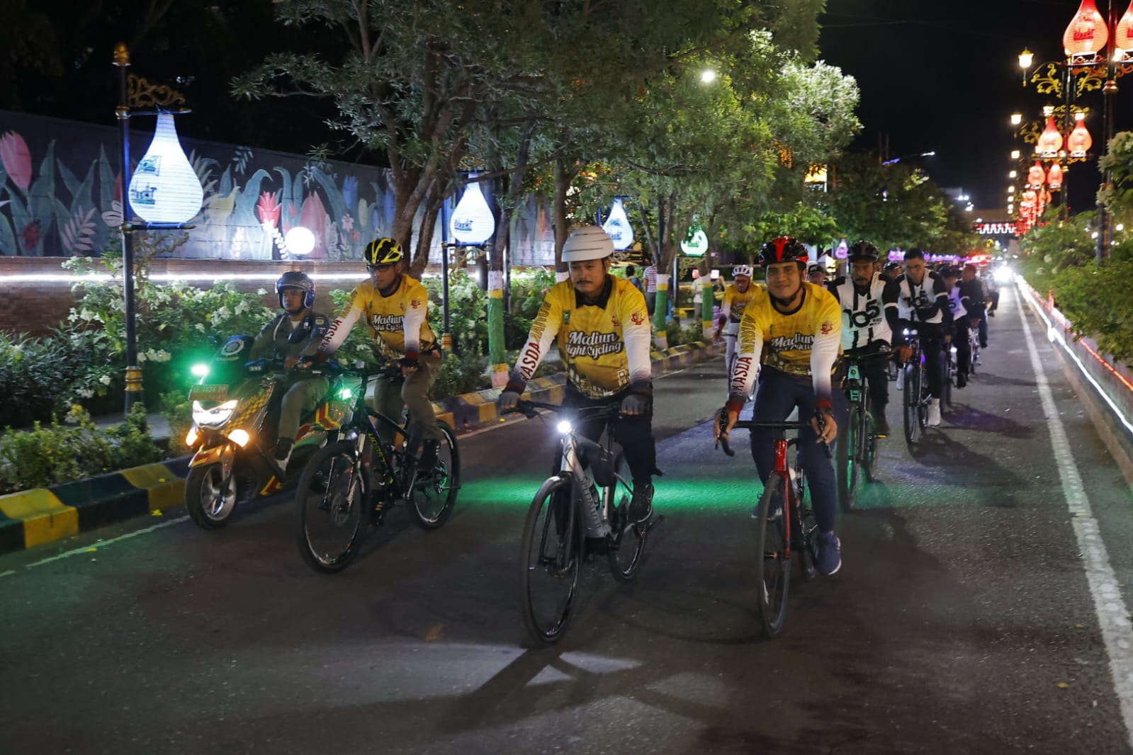 Foto 1 dari 6: Gelaran Madiun Night Cycling Berlangsung Meriah, Diberangkatkan Wali Kota, Diikuti Ribuan Pesepeda