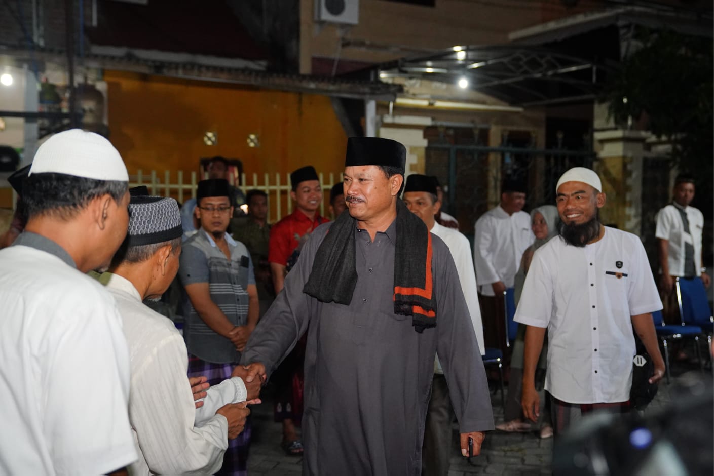 Foto utama berita: Salat Isya di Musala Ar-Rahman, Wali Kota Juga Serap Berbagai Usulan