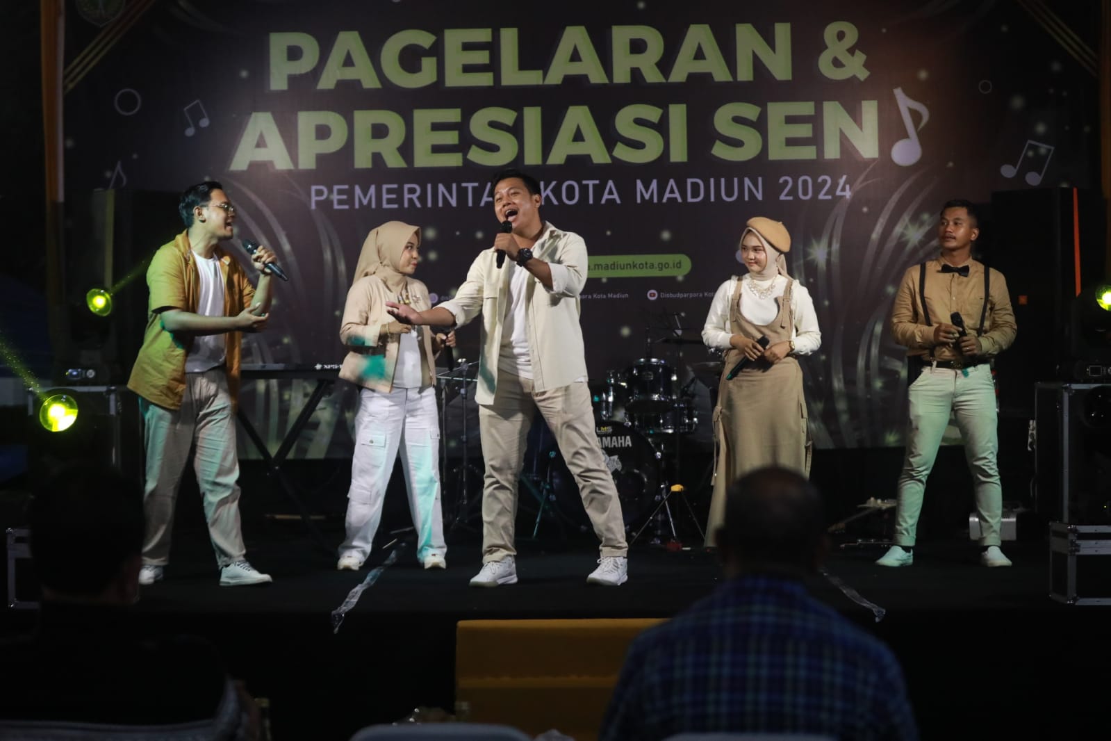 Foto 2 dari 12: Hadiri Pagelaran Seni, Wali Kota Juga Serahkan Hadiah Lomba Vocal Group di PSC