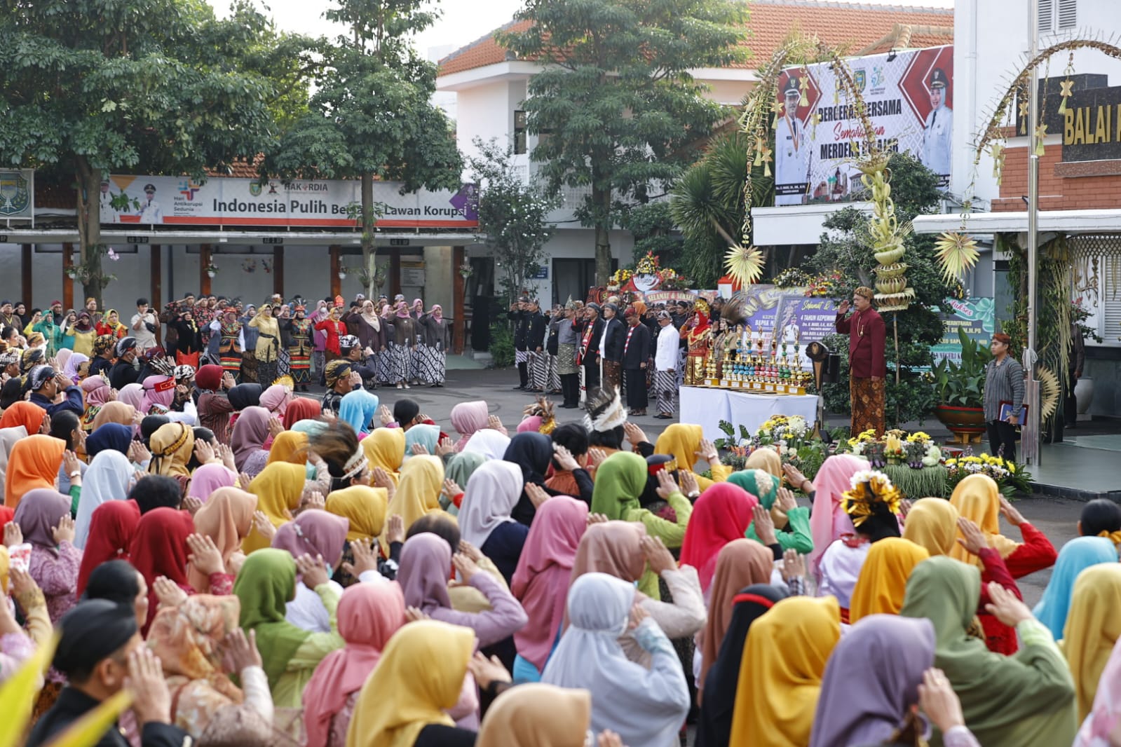 Foto 4 dari 10: Gelar Upacara Hardiknas 2023, Wali Kota Harap Pendidikan Makin Dinamis