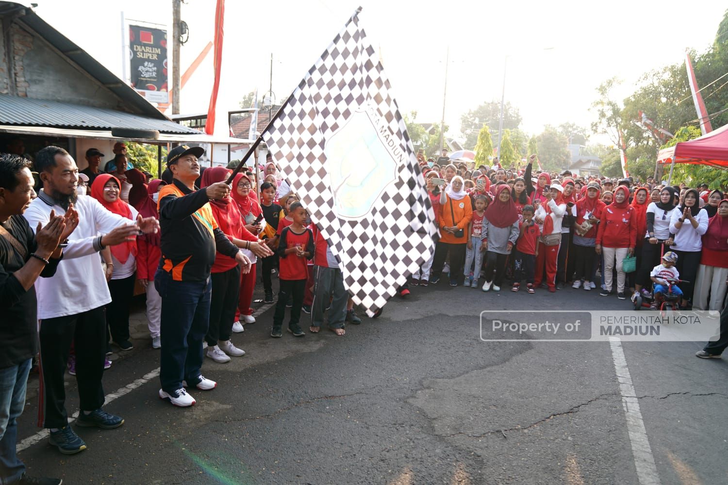 Foto 1 dari 9: Berangkatkan Jalan Santai di Kelurahan Patihan, Wali Kota Apresiasi Semangat Warga Isi Kemerdekaan