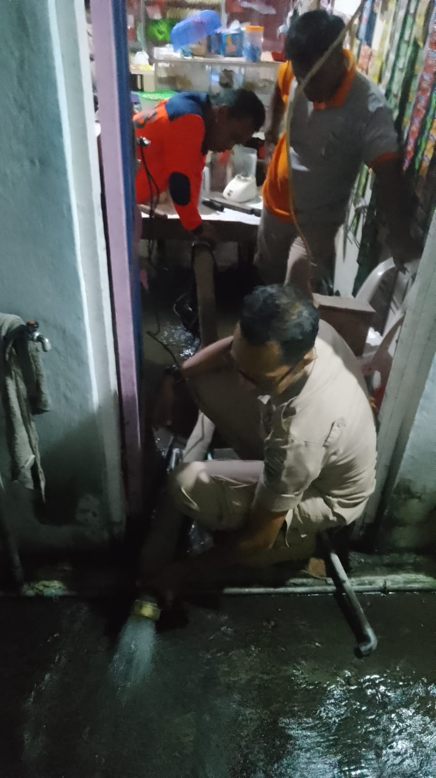 Foto 3 dari 5: Muncul Genangan Akibat Curah Hujan Tinggi, Tak Lebih Satu Jam Sudah Surut Kembali