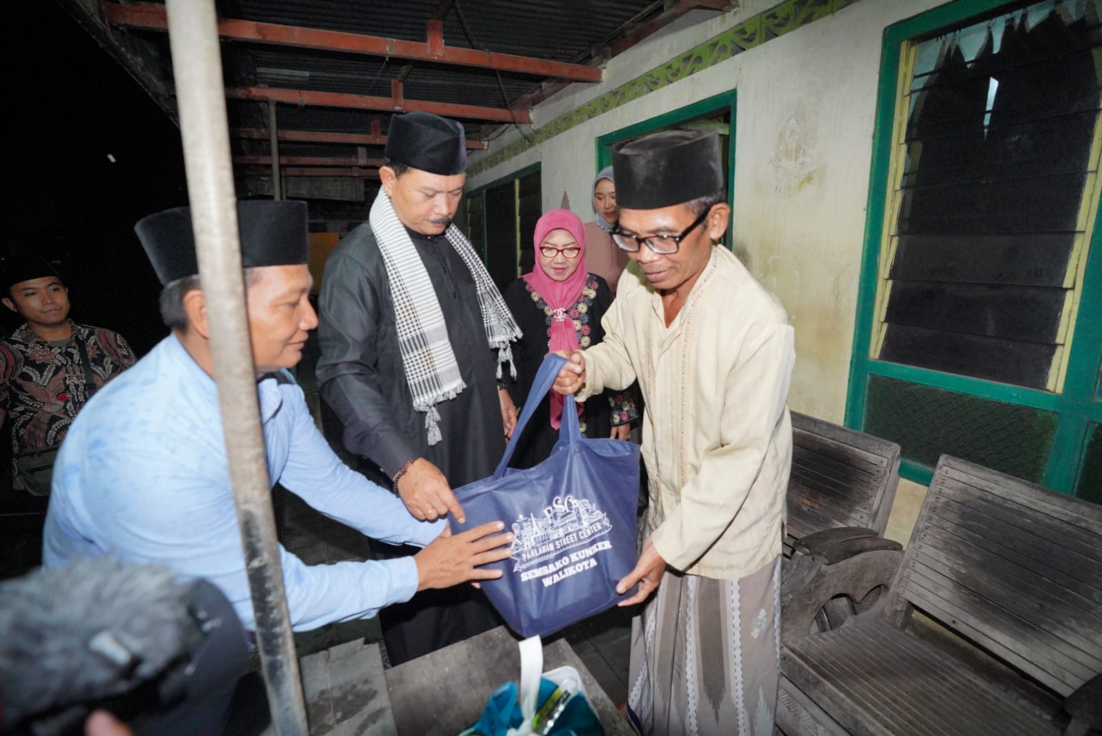 Foto 2 dari 10: Di Kelurahan Pilangbango, Wali Kota Maidi Sambang Warga Hingga Bagi Sembako