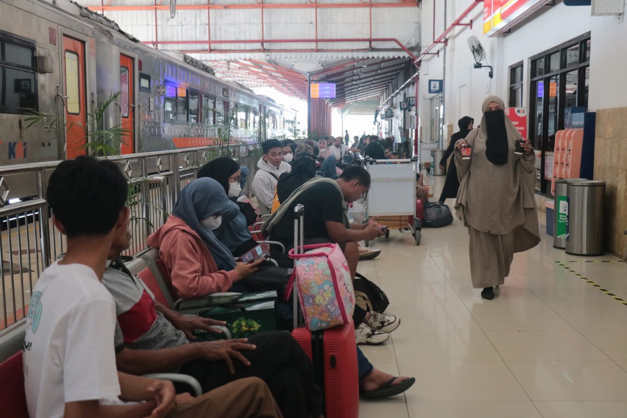 Foto 9 dari 10: Arus Balik Masih Tinggi, Daop 7 Perpanjang Masa Perjalanan KA Tambahan