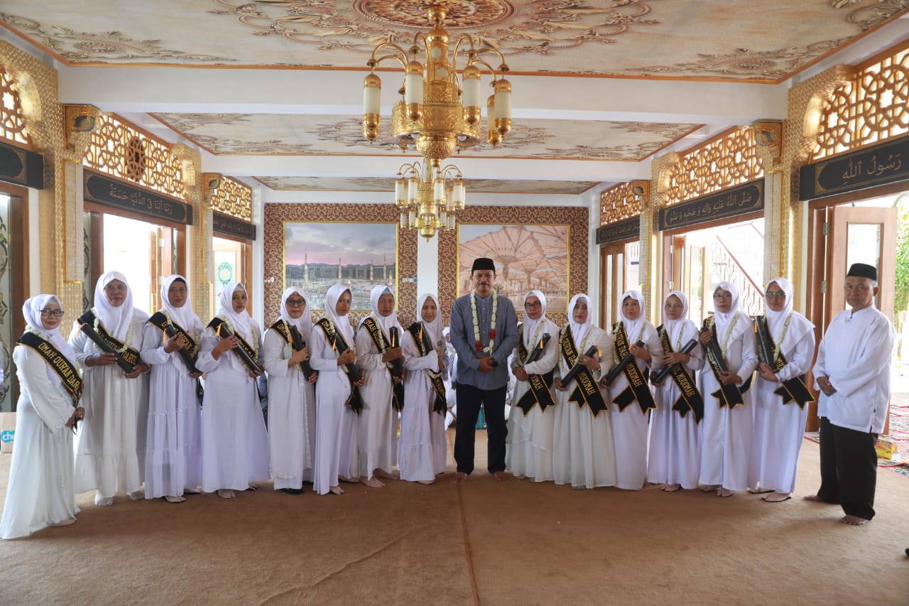 Foto 9 dari 10: Hadiri Wisuda Santri Lansia Omah Qur'an Darul Muqomah, Wali Kota : Tidak Ada Kata Terlambat Untuk Belajar