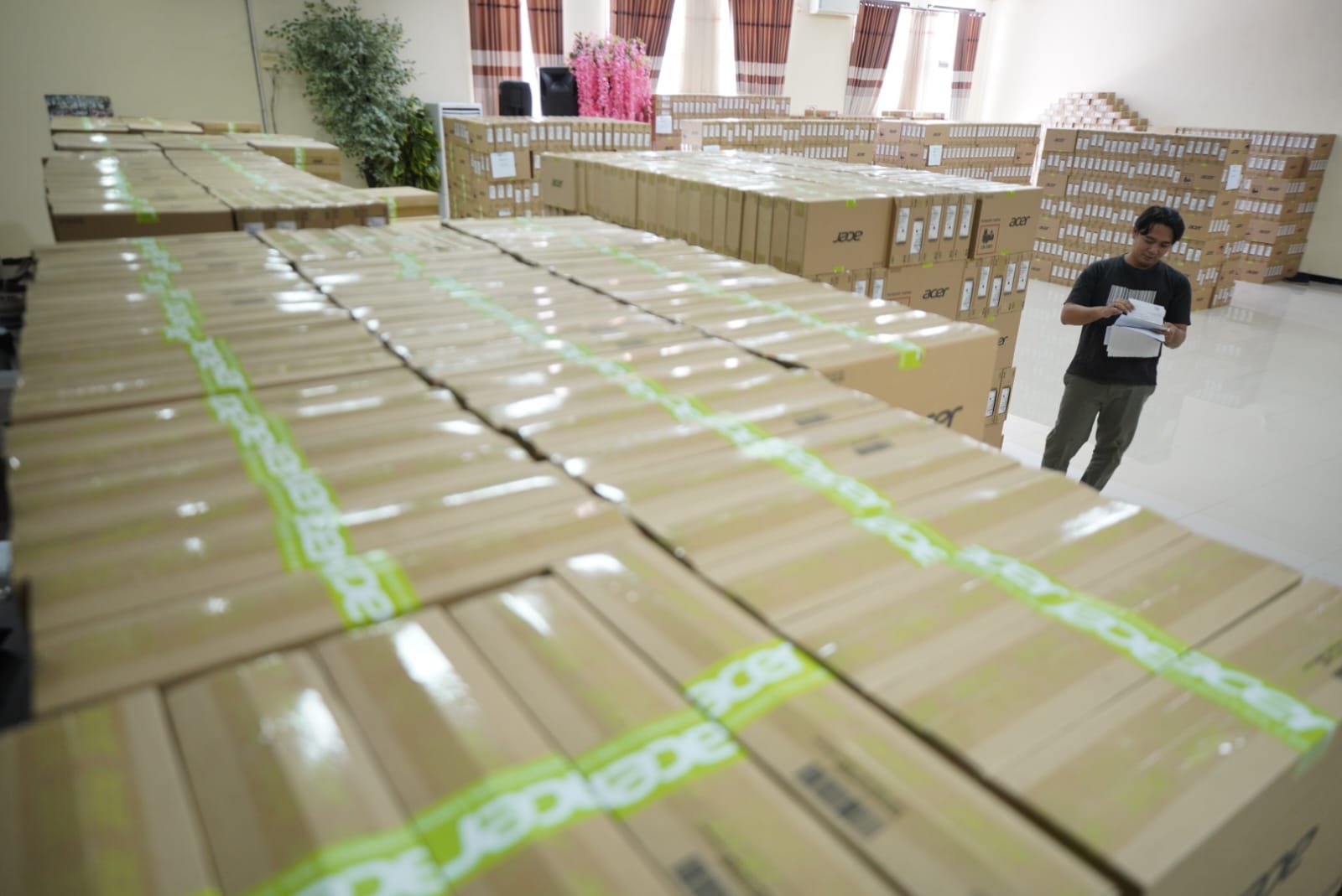 9.400 Laptop Telah Datang, Setelah Pengecekan Laptop Bisa Didistribusikan