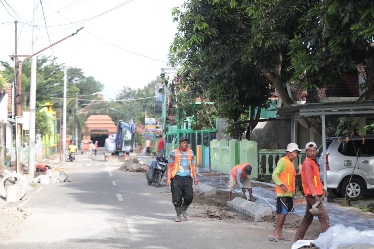 Foto 3 dari 9: Pekerjaan Wajib Terhenti H-7 Lebaran, PU Kebut Pekerjaan Sekitaran Masjid Kuncen