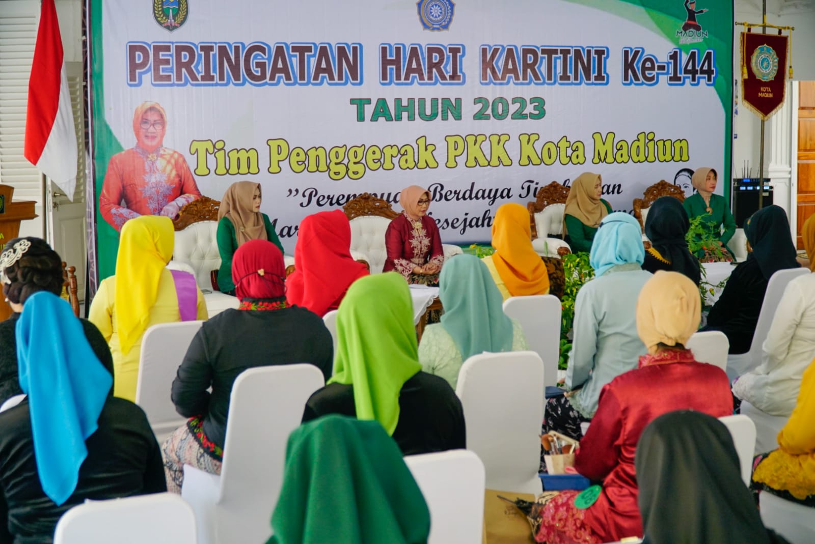 Foto 13 dari 13: Serunya Giat PKK Rayakan Hari Kartini Dengan Lomba Merias Wajah
