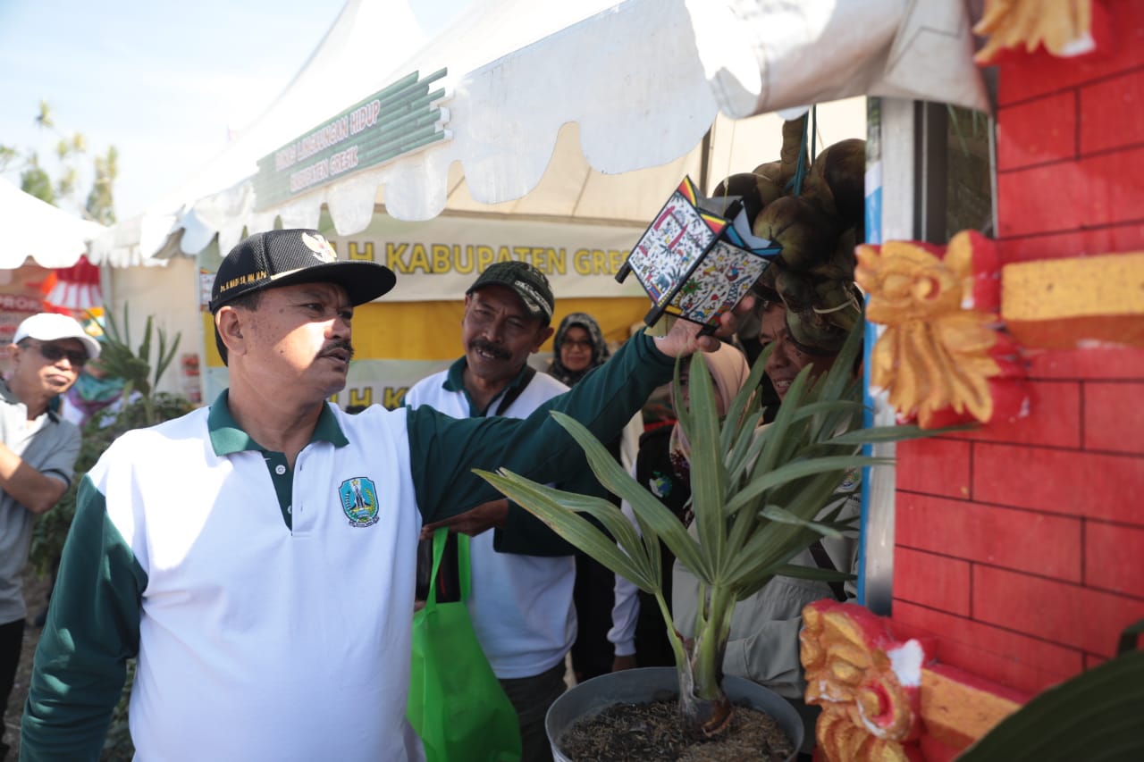 Foto 9 dari 11: Tanam 10 Ribu Pohon Hingga Panen Tanaman Hortikultura Jadi Bagian Peringatan Puncak Hari Lingkungan Hidup Sedunia