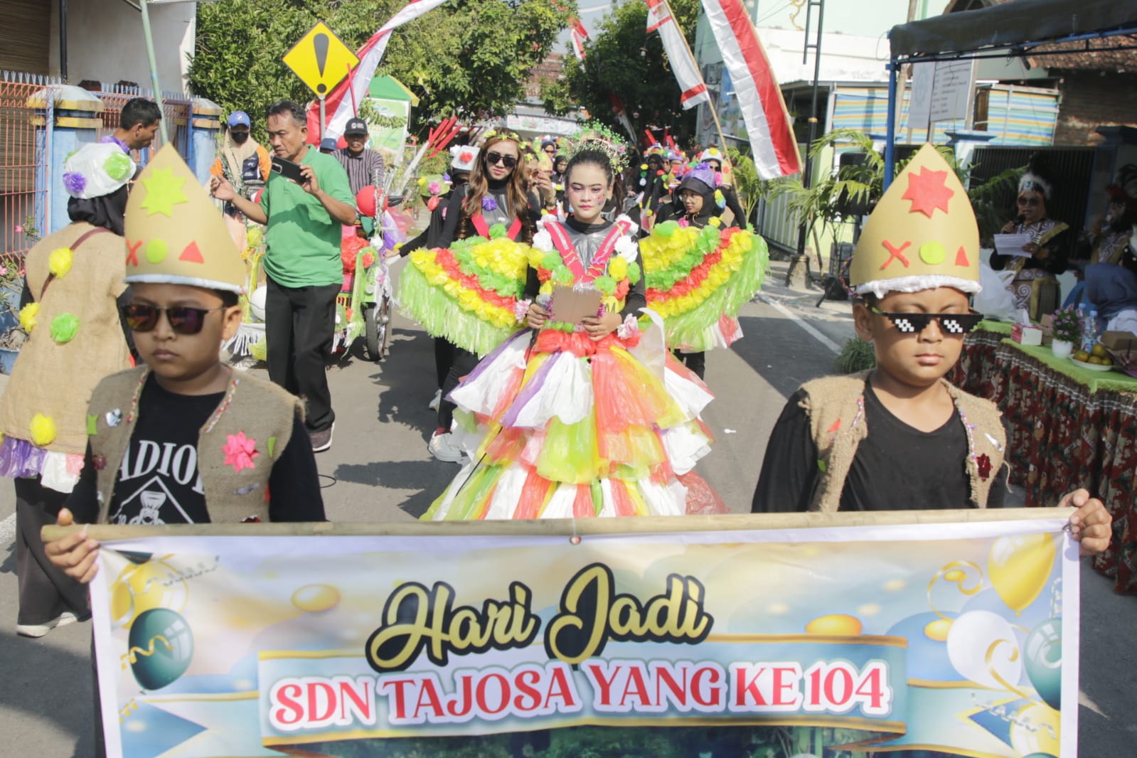 Foto 4 dari 14: Kreasi Plastik Bekas Jadi Baju Berkelas