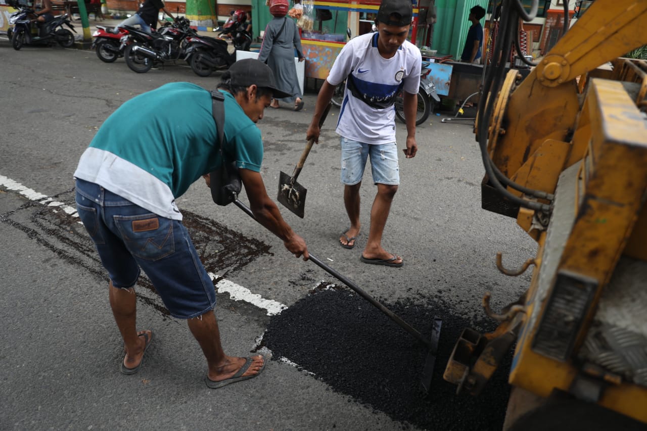 Foto 2 dari 8: Antisipasi Kecelakaan, DPUPR Tutup Jalan Berlubang
