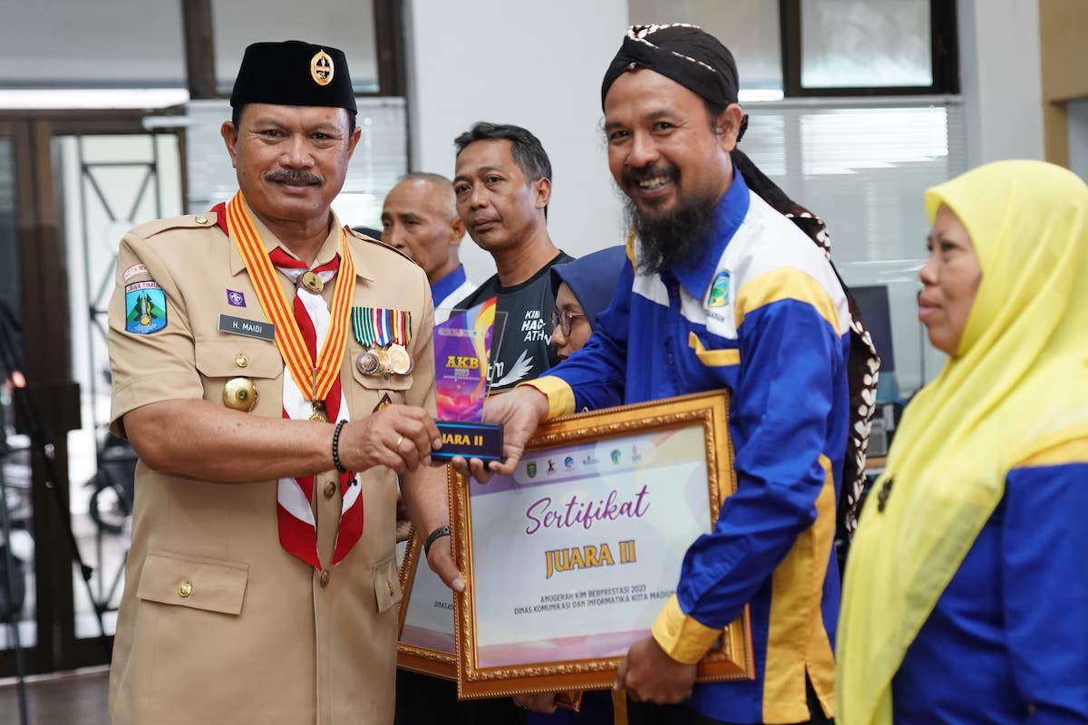 Foto 5 dari 9: Serahkan Piala AKB dan Talkshow Wali Kota Menyapa, Wali Kota: KIM Harus Jadi Penyalur Informasi