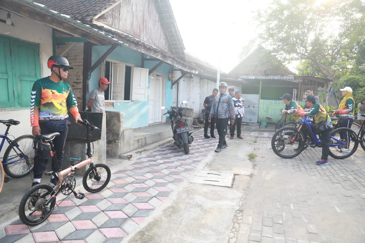Foto 10 dari 18: Gowes Pagi, Wali Kota Cek Pavingisasi Hingga Ke Gang Kecil