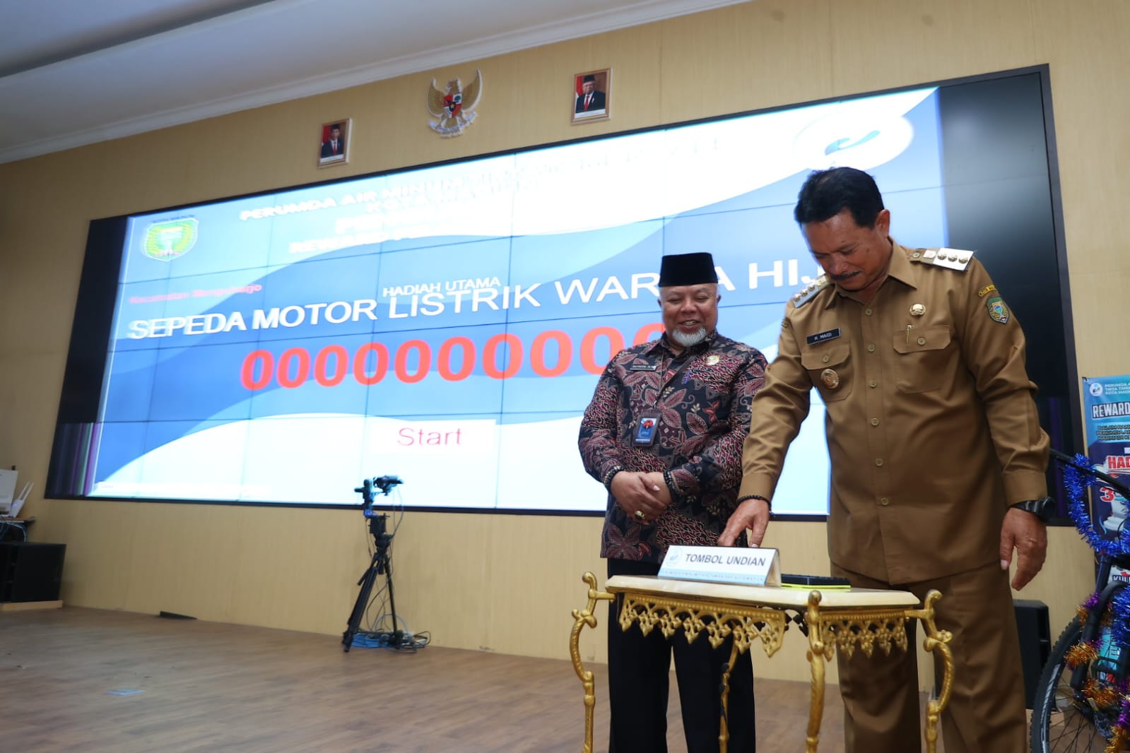 Foto 9 dari 9: Apresiasi Terhadap Pelanggan, PDAM Tirta Taman Sari Beri Reward Bagi Pelanggan