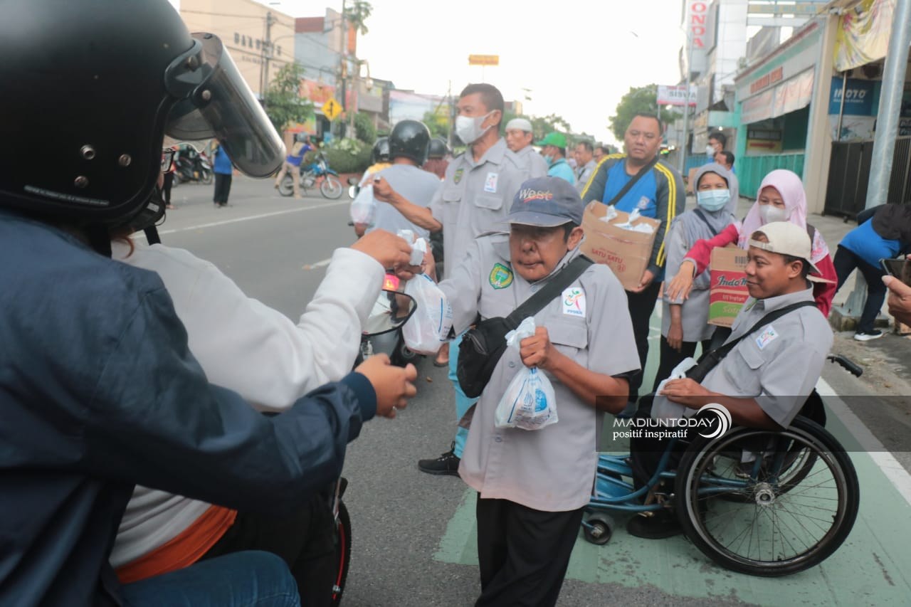 Foto 3 dari 6: Penyandang Difabel Kota Madiun Bagi Takjil Dari Produk Olahan Sendiri