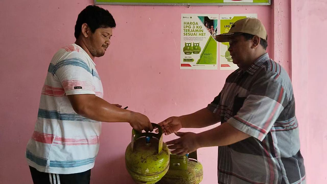 Foto 1 dari 3: Agar Tepat Sasaran, Beli LPG 3 Kilo Kini Wajib Pakai KTP