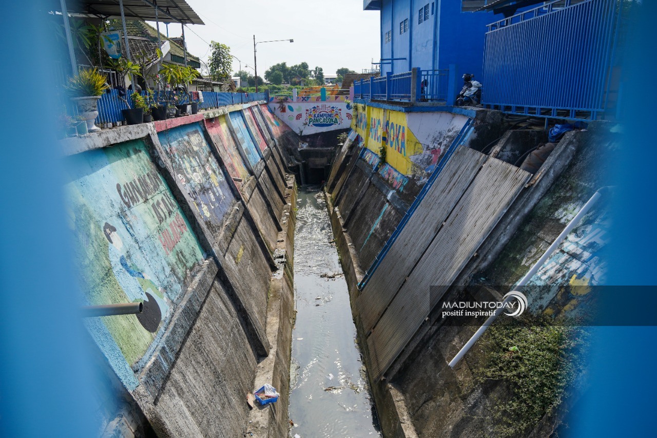 Foto 5 dari 5: Cegah Banjir, DPUPR Lakukan Pemeliharaan Pintu Air Secara Berkala