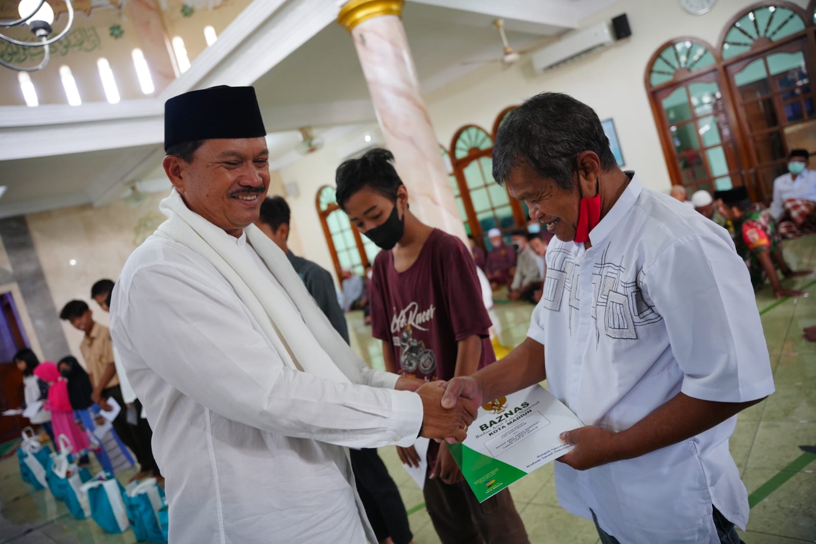 Foto 6 dari 10: Safari Ramadan Salat Jumat di Masjid At-Taqwa, Wali Kota Ajak Jamaah Tingkatkan Ibadah