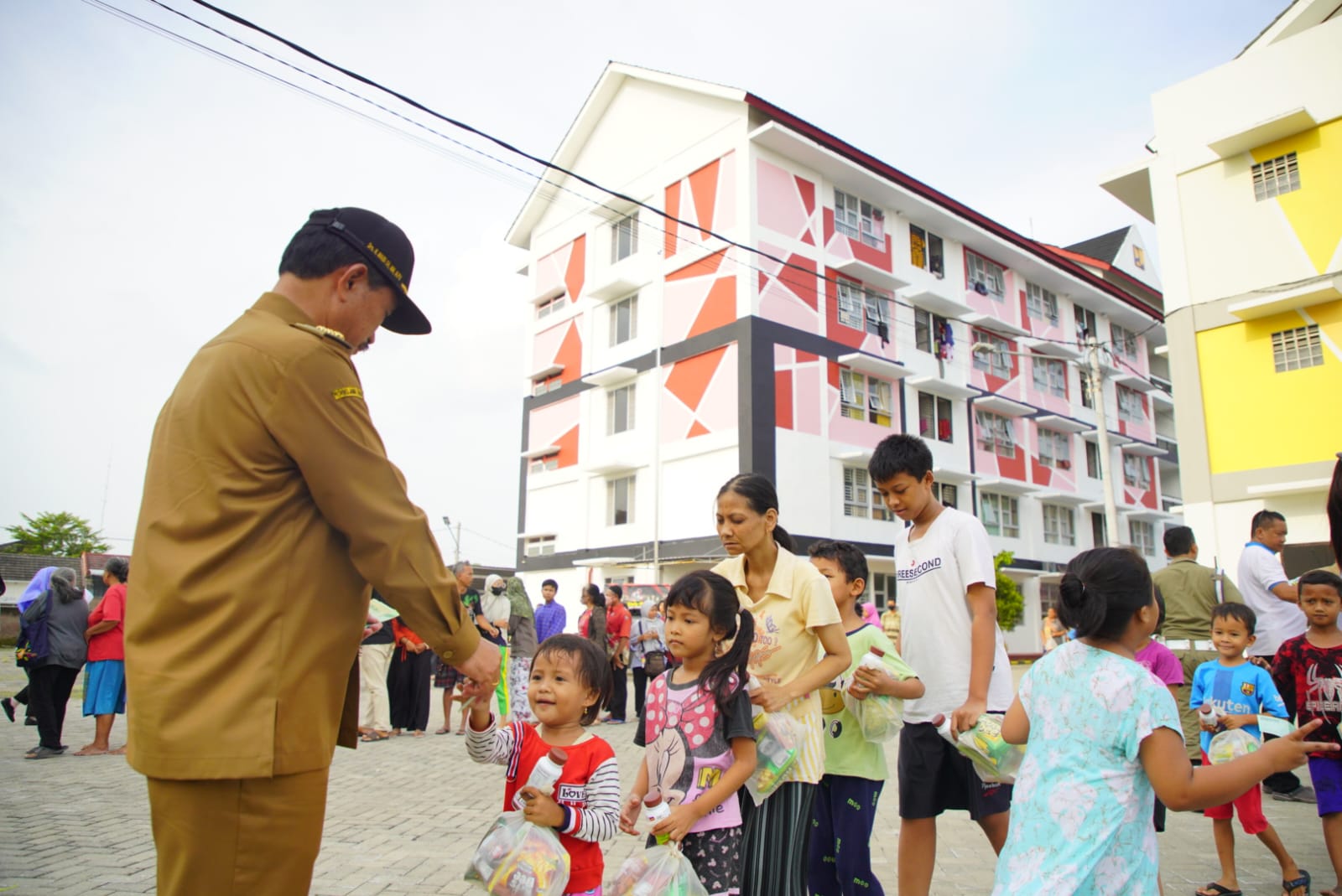 Foto 7 dari 10: Berbagi Kebahagiaan Hari Raya, Wali Kota Salurkan Sembako Kepada Warga Sekitar Tempat Wisata Hingga Penghuni Rusunawa