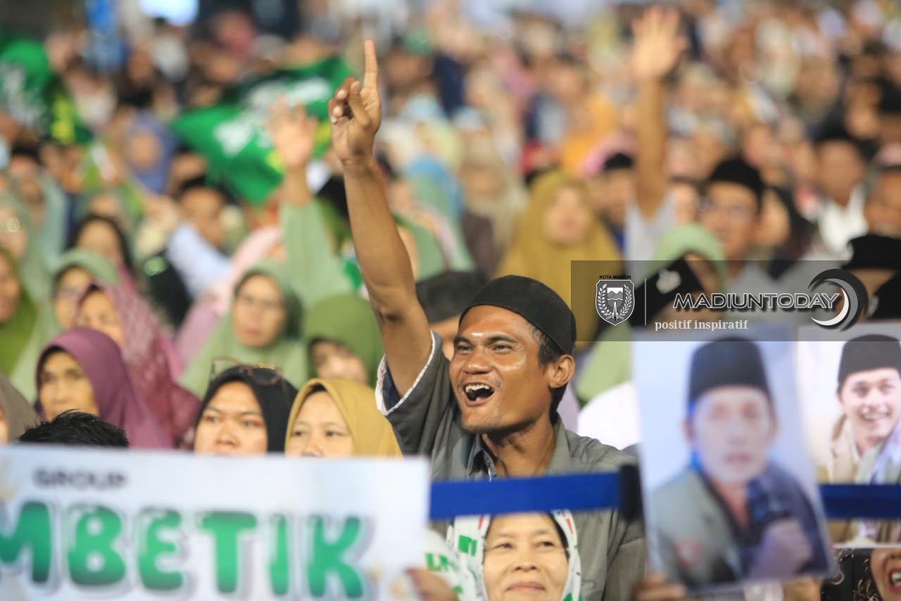 Foto 15 dari 29: Belasan Ribu Jamaah Larut dalam Pengajian Gus Iqdam, Pesan Amanah Menggema di Stadion Wilis