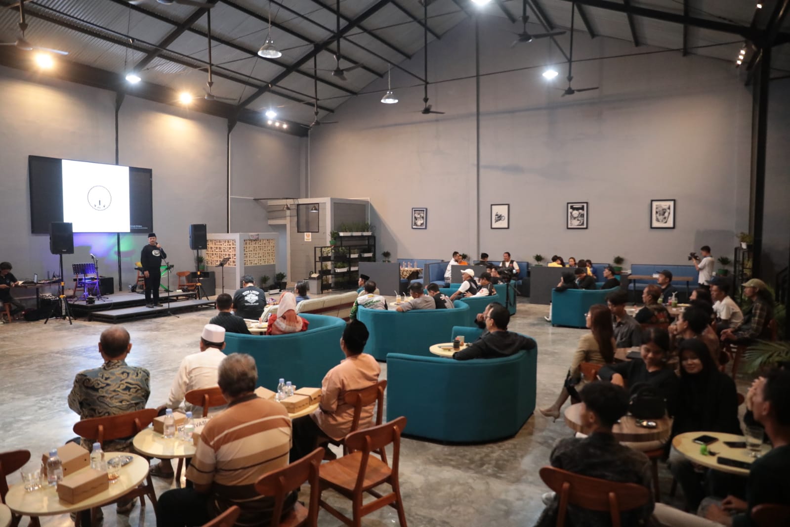 Foto 6 dari 17: Soft Opening Warung Garasi, Wali Kota Apresiasi Tambah Ramai Wisata Kuliner di Kota Madiun