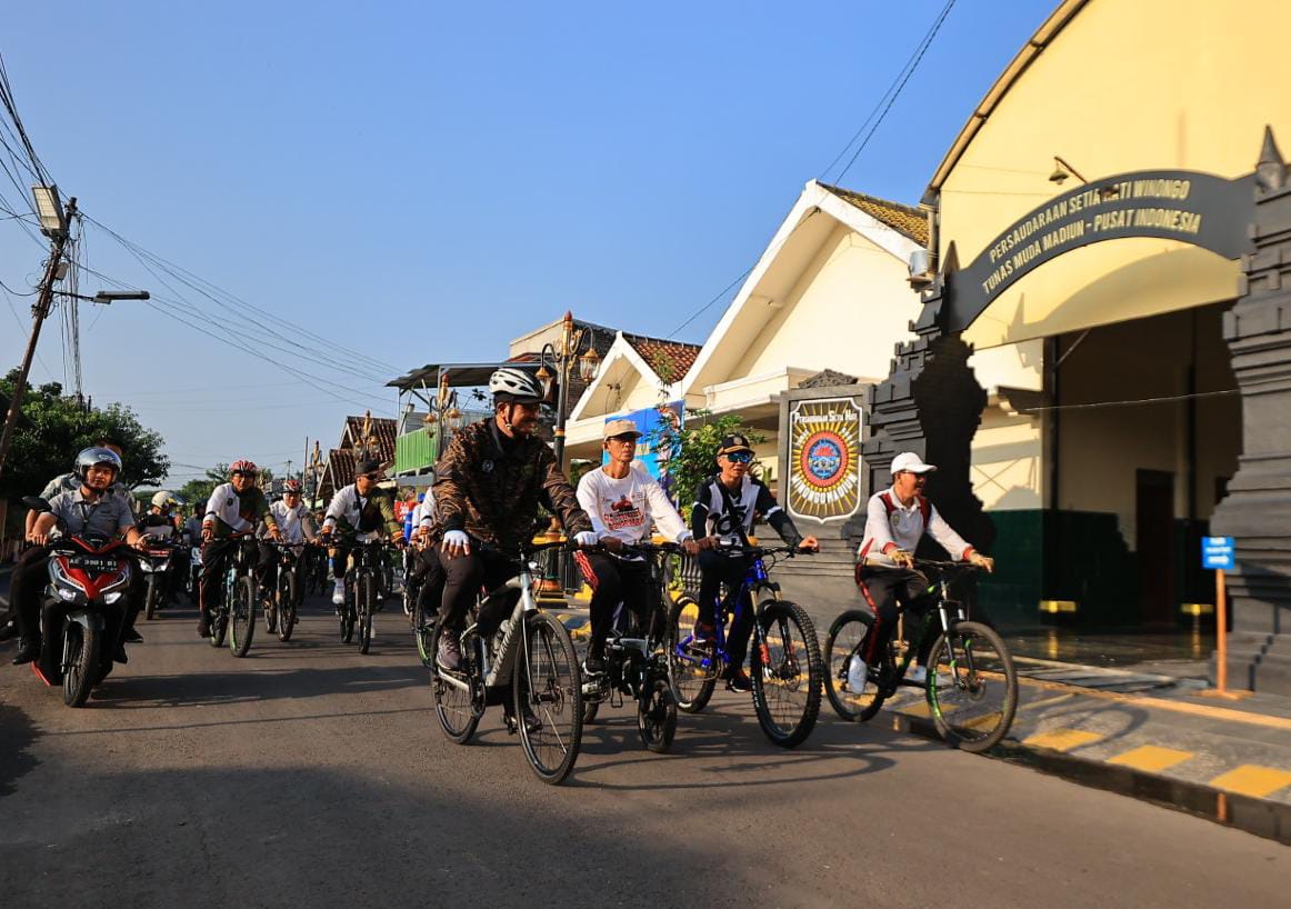 Foto 4 dari 7: Beri Pembinaan Pejabat Pemda Usai Gowes Bersama, Wali Kota Pesan Jaga Kesehatan Agar Pelayanan Makin Prima