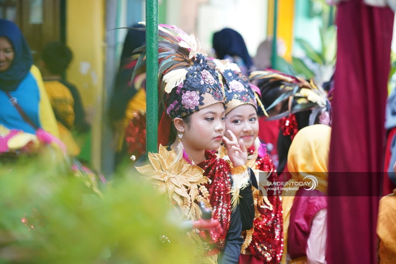 Foto 6 dari 12: Ajak Anak Lestarikan Kearifan Lokal, SDN 01 Kartoharjo Luncurkan Buku Bahasa dan Sopan Santun Bahasa Jawa