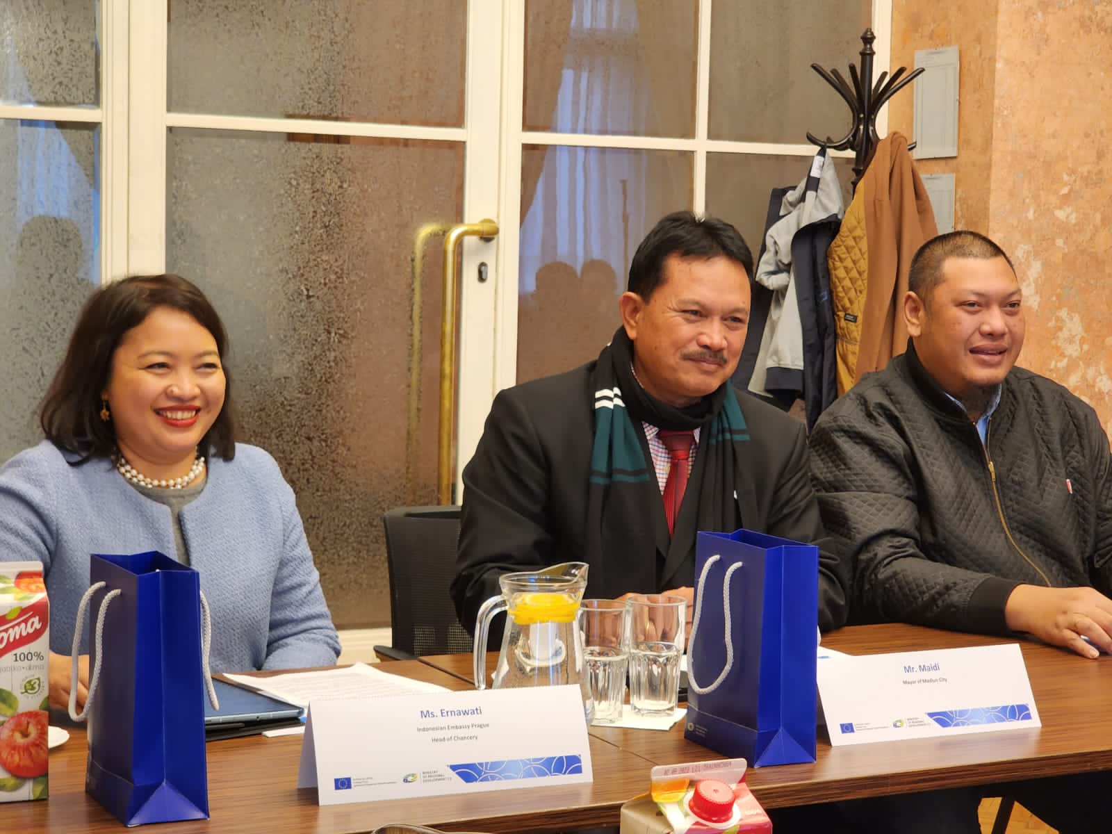 Foto 4 dari 11: Bertemu Wali Kota Praha hingga Kunjungi Sejumlah Kementerian di Ceko, Wali Kota Maidi Bahas Smart City Juga Wisata
