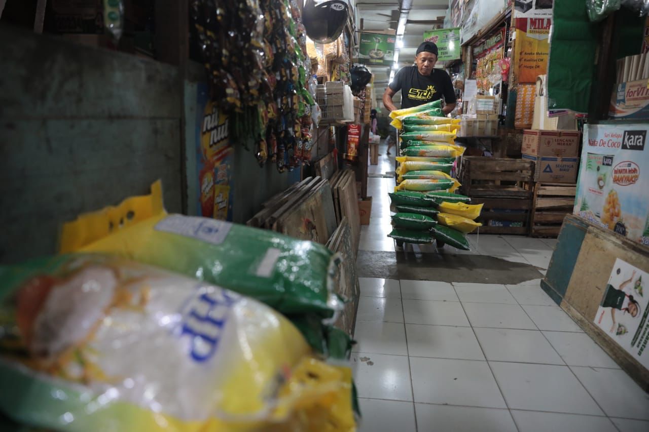 Foto 1 dari 2: Bulog Klaim Stok Beras Aman, Bisa Penuhi Kebutuhan Hingga Awal Tahun Depan