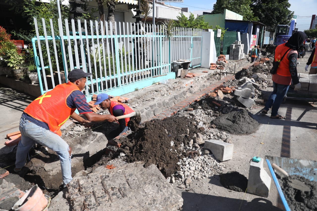 Foto 5 dari 7: Trotoar Jalan dr Seotomo Juga Bersolek, Pembangunan Ditarget Selesai Juli Nanti