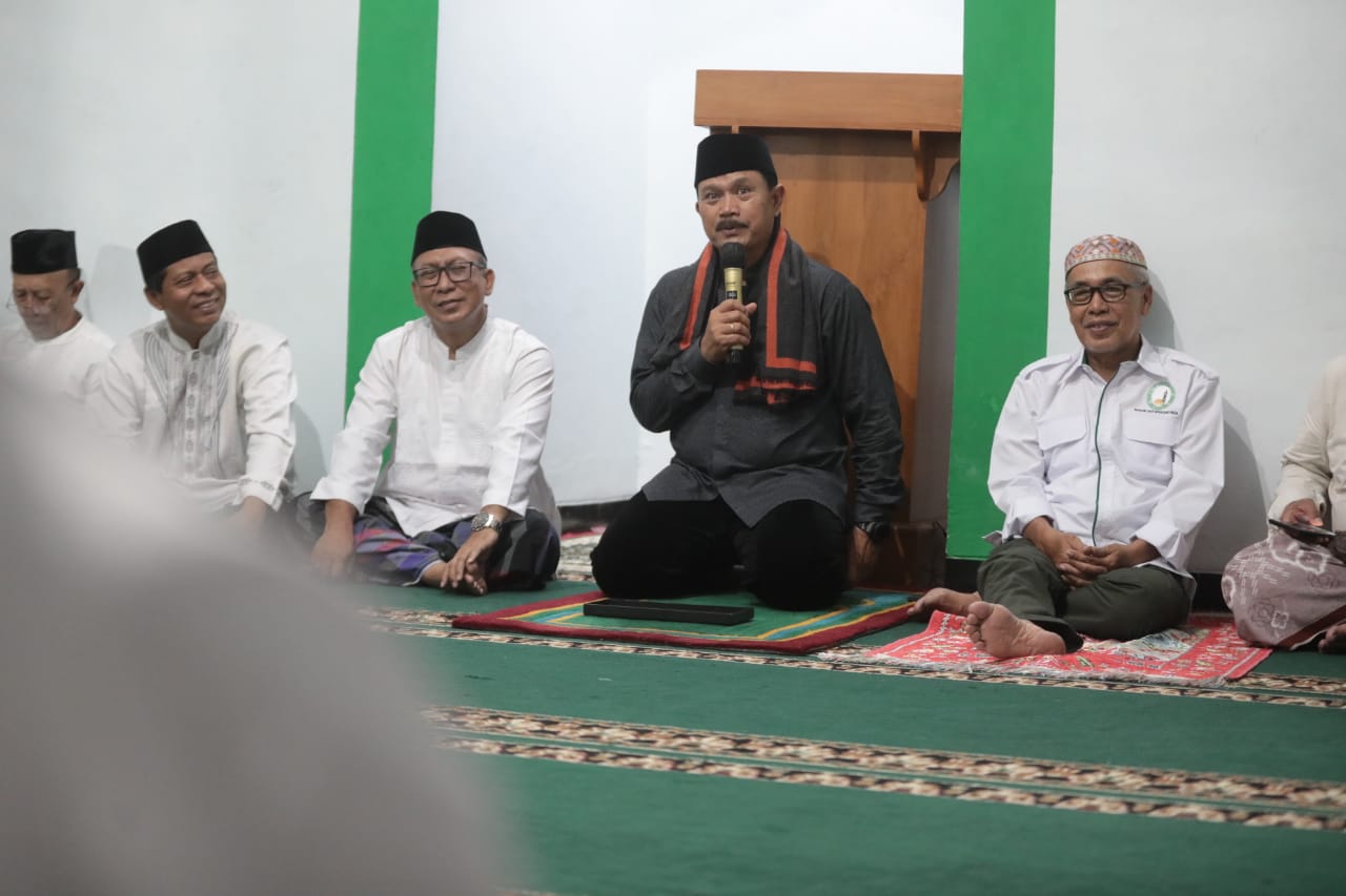 Shalat Isya Berjamaah Di Masjid Al Ikhlas, Wali Kota Ajak Masyarakat Jaga Kerukunan