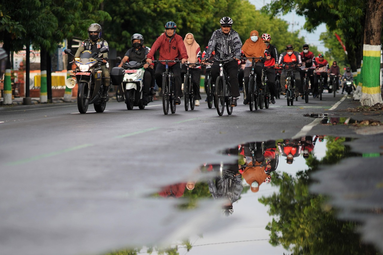 Foto utama berita: Gowes Di Kartoharjo, Wali Kota Cek Progres Pavingisasi Hingga Proyek Ternak Lebah Madu
