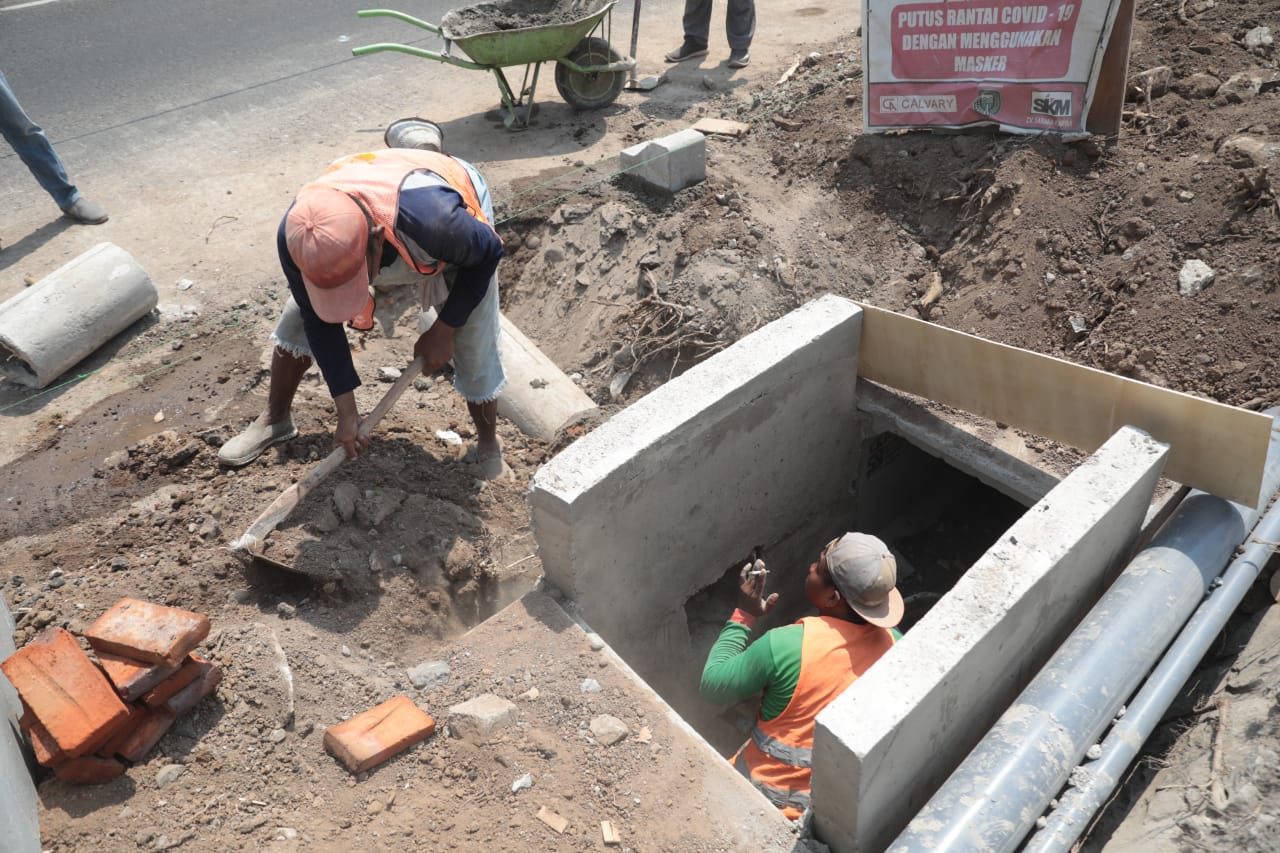 Foto 2 dari 8: Mulai Kerjakan di Jalan Kompol Sunaryo, Pedestrian Jantung Kota Bakal Nyambung Satu dengan Lainnya