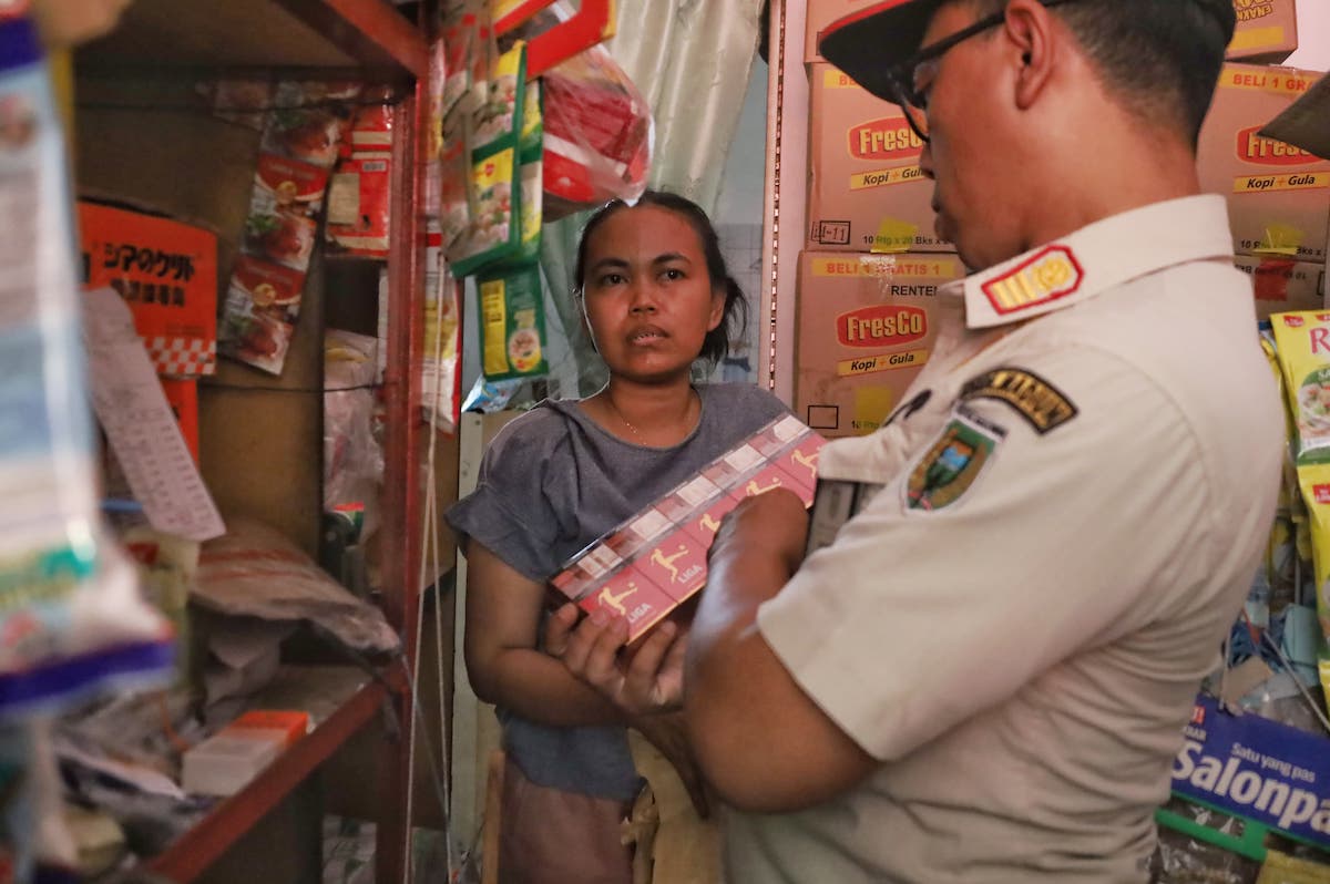 Foto 4 dari 9: Razia Gabungan Barang Kena Cukai, Petugas Temukan 56 Lembar Pita Cukai Asli yang Akan Diperjualbelikan Kembali