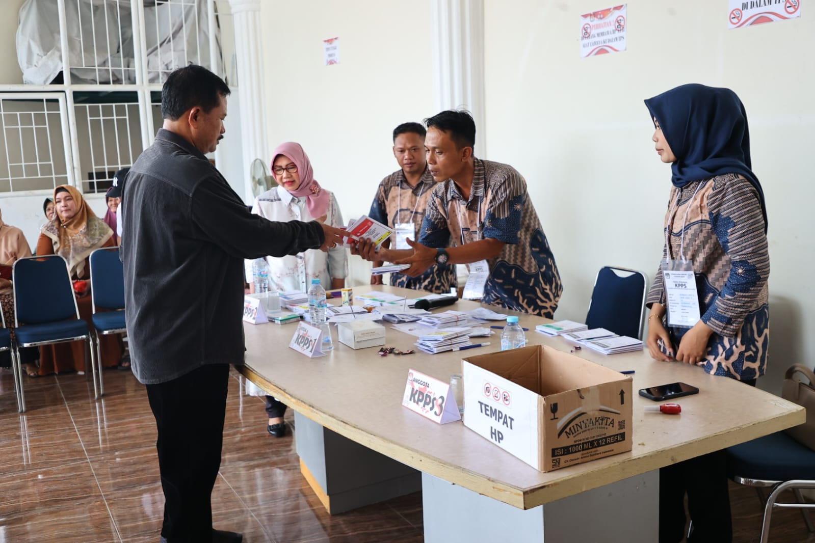Foto 8 dari 9: Wali Kota Nyoblos di TPS 22, Pesan Tetap Jaga Kondusifitas Kota Apapun Hasilnya