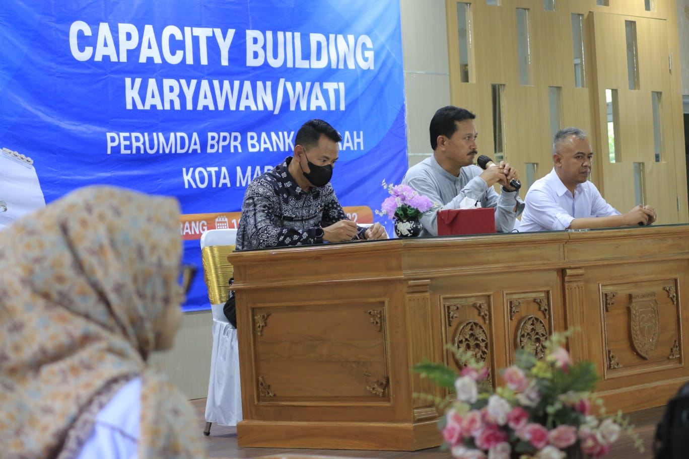 Foto 7 dari 11: Beri Pengarahan Karyawan BPR Bank Daerah Kota Madiun, Wali Kota Dorong Peningkatan Pendapatan Setiap Tahun