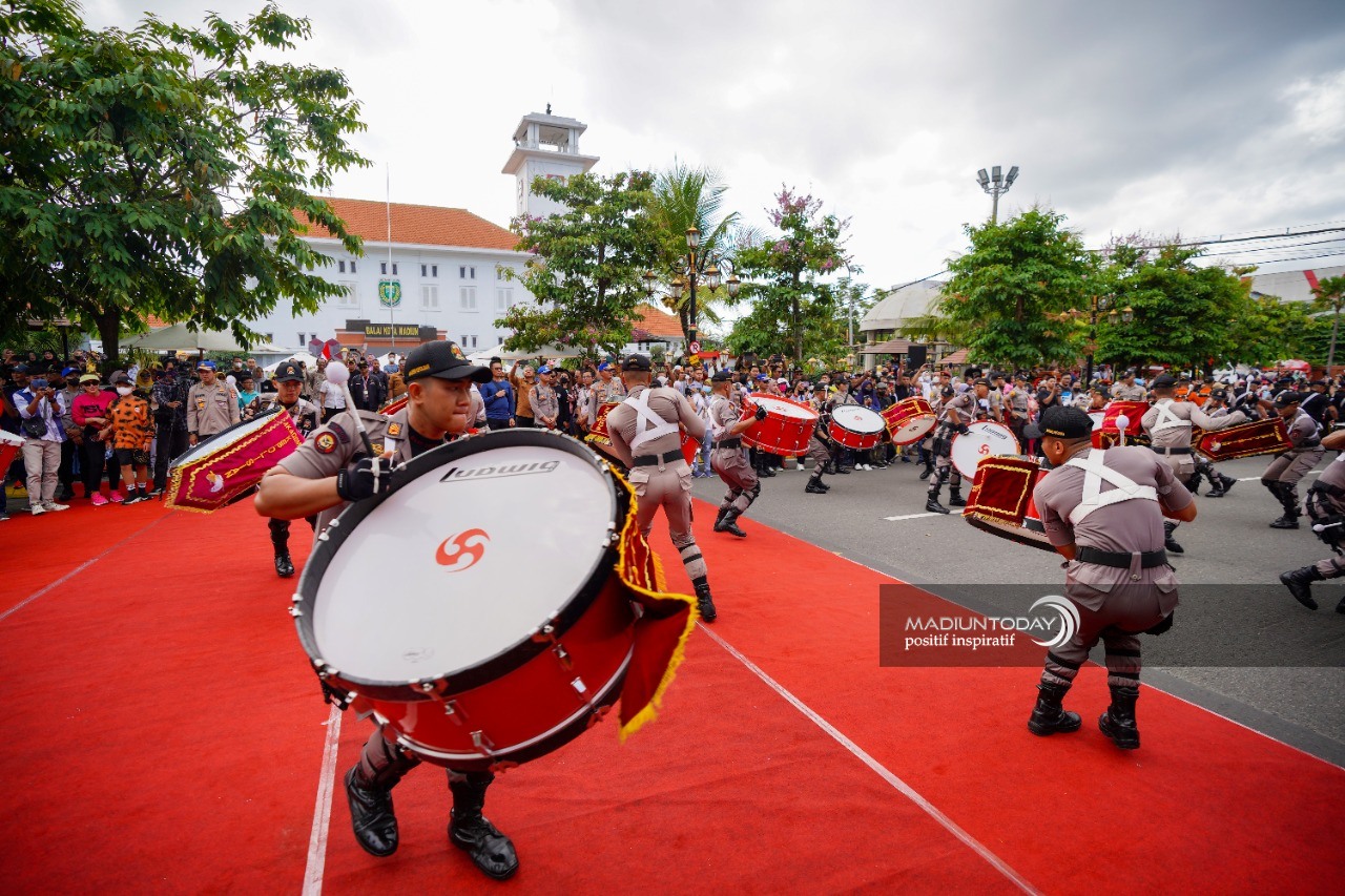 Foto 17 dari 19: Sukses Memukau Masyarakat, Aksi Drumcorps Pelopor Cenderawasih Akpol Dapat Apresiasi Wali Kota Maidi