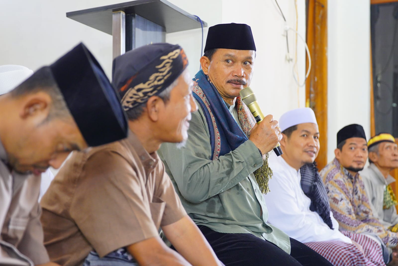 Safari Salat Jumat di Masjid Al Hikmah Bumi Mas 1, Wali Kota Beri Santunan dan Bagi Minyak Kepada Warga