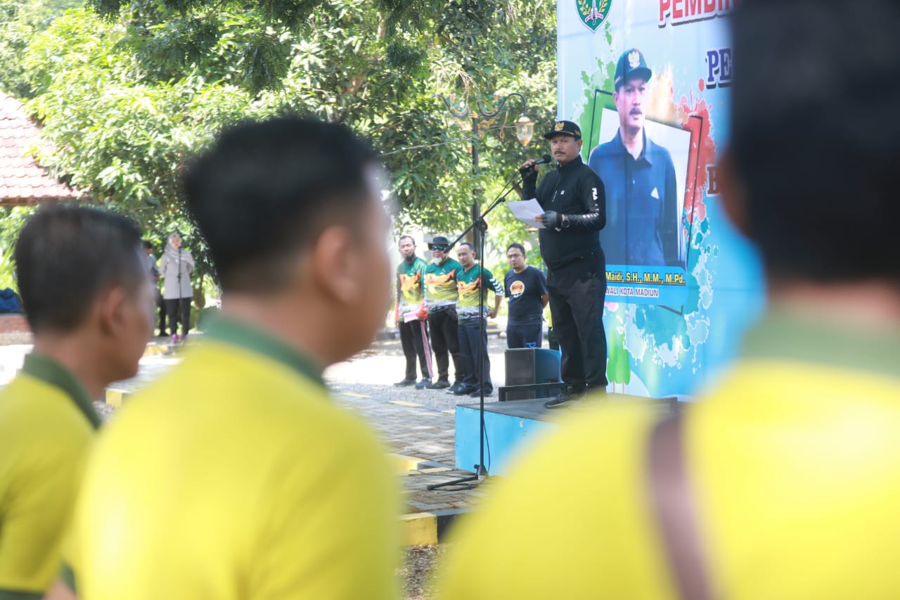 Foto 8 dari 10: Pegawai BUMD Lakukan Tes Kebugaran, Wali Kota Sebut Pelayanan Hanya Bisa Optimal Kalau Pegawai Sehat